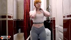 Fitness babe apaixonado dedilhando a buceta no chuveiro