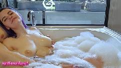 Garota gostosa sendo fodida no banho