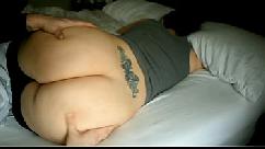 Esposa de bunda redonda acordando para brincar na janela