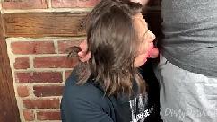 Fodendo o rosto de um youtuber com gozada pulsante na boca