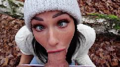 Adolescente sardento suga e engolhe na floresta