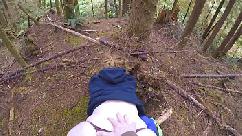 Bunda grande e suculenta brincando e fodendo na mata