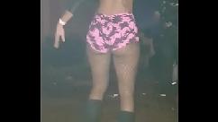 Um macho me dedou enquanto meu corno foi no banheiro