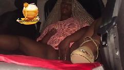 Brincando com minha buceta fora do clube no estacionamento