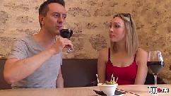 A deusa loira lily labeau prova um pouco de vinho e um grande pau duro