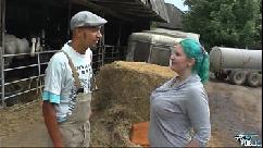 Garota de peitos grandes queria andar a cavalo e finalmente montou um pau