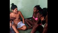 Me divirto fudendo com os amigos e depois fazemos sexo anal