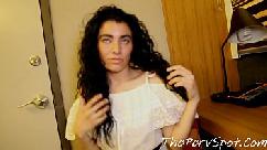 Sexy latina adolescente sendo punida por um grande galo negro