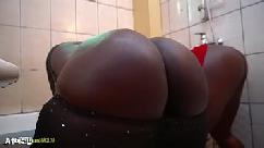 Amigas de bundas grandes e peitos grandes sendo fodidas pelo vizinho