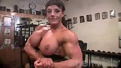 Fisiculturista feminina seios grandes na academia