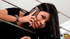 Stuck4k o dia da limpeza foi uma grande oportunidade para uma gata sexy brincar