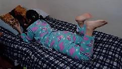 Minha melhor amiga me deixa tocá-la em troca de alguns presentes minha linda amiga está sozinha em casa e aproveito para transar com ela em troca de comprar presentes para ela quase fomos pegos