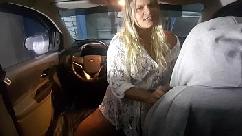 Travessuras escondida dentro do carro da empresa