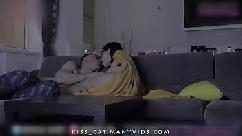 Irmão fode irmã passo enquanto assiste no youtube casal caseiro beija gato