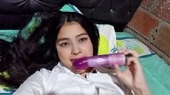 Universitária gostosa se masturbando depois da aula (caseira de verdade)