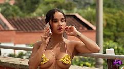 Jovem latina safada fode o entregador enquanto se bronzeia