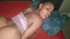 Namorada e namorado transando à noite