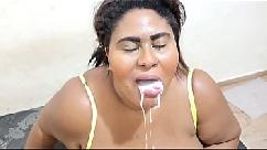 Madrasta experimenta roupas na frente de enteado é fudida por ele