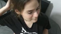 Minha meia-irmã fofa chega em casa cheia de tesão de uma festa que bom que eu a fodi pela casa toda quando não tinha ninguém lá