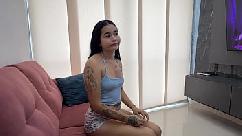 Aproveito uma garota latina que não tem dinheiro para me pagar e digo para ela me pagar com sua buceta apertada