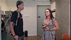 Enteado em aprendizado com a milf safada