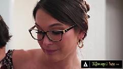 Menino da mamÃe - a milf katrina colt carinhosa abre as pernas para deixar o enteado dotado experimentar sexo anal