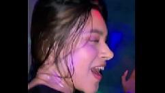 Jovem latina transa com estranho em boate