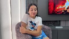 Minha vizinha safada pede dinheiro ao marido corno e ele não dá e é aí que eu a obrigo a me dar a buceta dela por alguns pesos