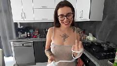 Meu marido acabou de sair e você já está me comendo na bunda