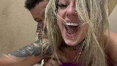 No beco de uma viela fazendo aquele amor gostoso com a buceta toda molhada e seu pau pulsando dentro dela sem camisinha pronto pra gozamos juntos