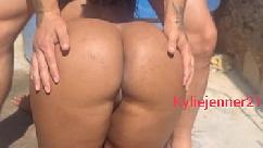 Espiando minha enteada gostosa enquanto ela toma banho e consegue foder aquela bunda linda