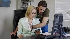 Tocando minha madrasta enquanto converso com meu pai