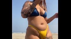 Ruiva casada fica na praia provocando seu amiguinho virgem e logo depois vai pra casa foder com um desconhecido sem camisinha e ganha leite na buceta