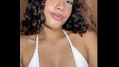 Garota inocente com rosto terno masturba sua buceta de minissaia