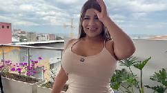 Minha madrasta não sabe que seu treinador me fode com força e me faz cavalgar seu pau grande até ele gozar em meus peitos enormes