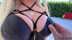 A loira gostosa sophia isabella implora pelo pau grande e porra do jmac