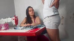 Costureira observando ereção do cliente