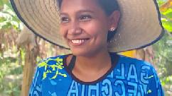 Pervertido em uma motocicleta aproveita a inocÊncia de uma camponesa na estrada e acaba com seu pau sujo e suado na boca dela atÉ ele ejacular