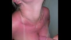 O enteado foi à praia e ficou muito tempo no sol chegou em casa e pediu para a madrasta passar um creme nele para a queimadura de sol e ela fez o que sabia fazer de melhor ela chupou o pau dele e depois fodeu ela