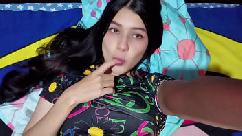 Minha meia-irmã coloca meu pau dentro dela em vez de seu brinquedo