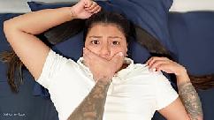 Shh shh não grite padrasto fode a enteada enquanto ela tira uma soneca