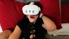 Minha meia-irmã enfia meu pau dentro enquanto assisto vr - delilah dagger