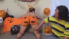Madrasta milf quer que eu penetre sua abóbora no halloween
