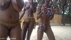 3 bruxas de tribos africanas fazendo um ritual de dança para fazer chover