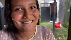 Grande mas morena com um rosto lindo chupa pau com um sorriso e engole todo o gozo