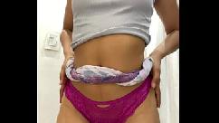 Linda garota levantando sua saia excitada