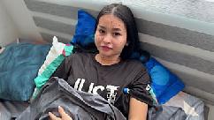 Minha meia-irmã safada finge estar doente e procura uma desculpa para eu transar com ela e curá-la com meu pau grande