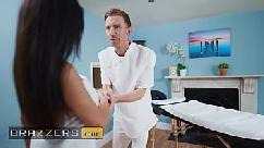 Brazzers - a empregada alice hernandez serve a buceta de alyssia kent quando o massagista danny chega e se junta a ela para um ménage à trois