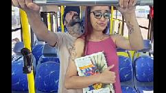 Estudande sendo encoxada por velho no onibus em público