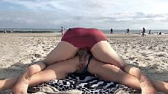 O estranho usou um movimento de luta livre e os transeuntes nem perceberam que a milf estava sendo fodida na bunda bem na frente deles